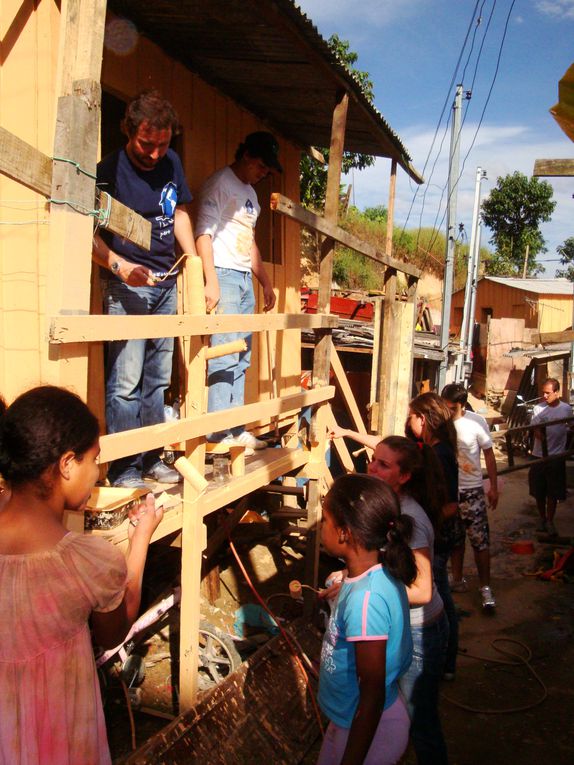 Nous sommes retournés 15 jours après dans la favela où nous avions construit la maison, afin de peindre la maison et de revoir la famille et l'agencement qu'il avait fait de la maison.