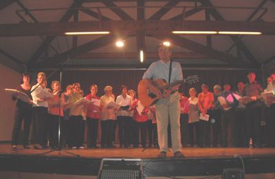 1er avril à Argenton, la chorale chante pour Rétina