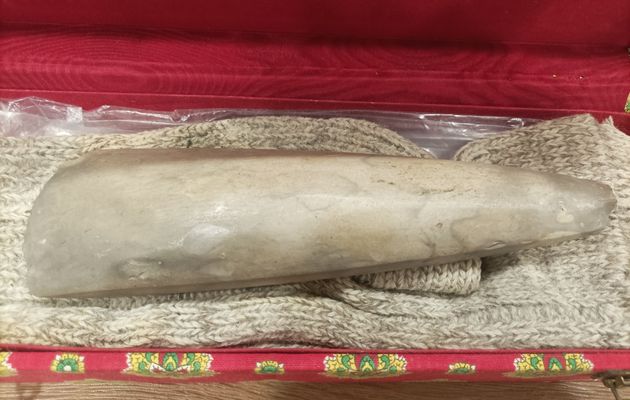 Une hache polie d'exception fait son entrée au musée