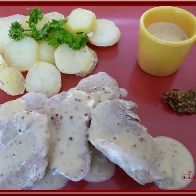 Filet mignon aux pommes de terre et sauce moutarde.