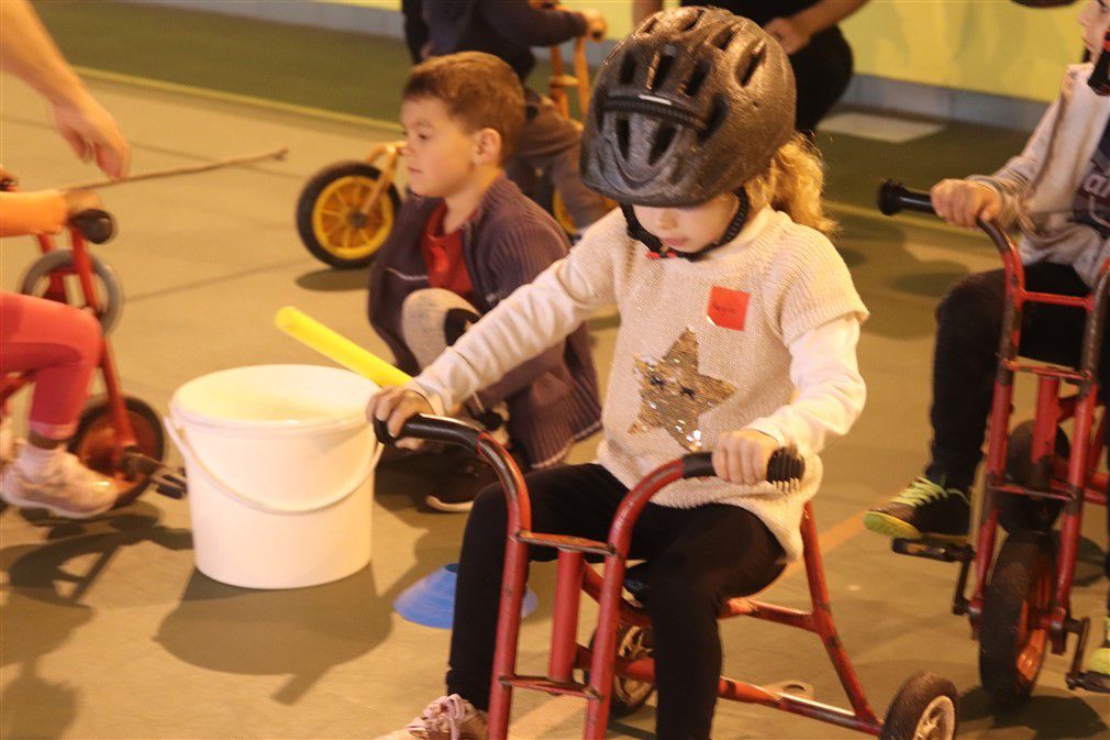 Rencontre sportive en maternelle