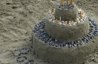 Gâteau d'anniversaire géant en bord de mer