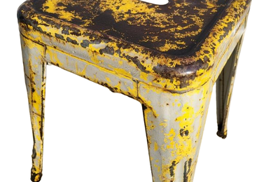 Tabouret bas Tolix vintage patine jaune et greige - 210 euros