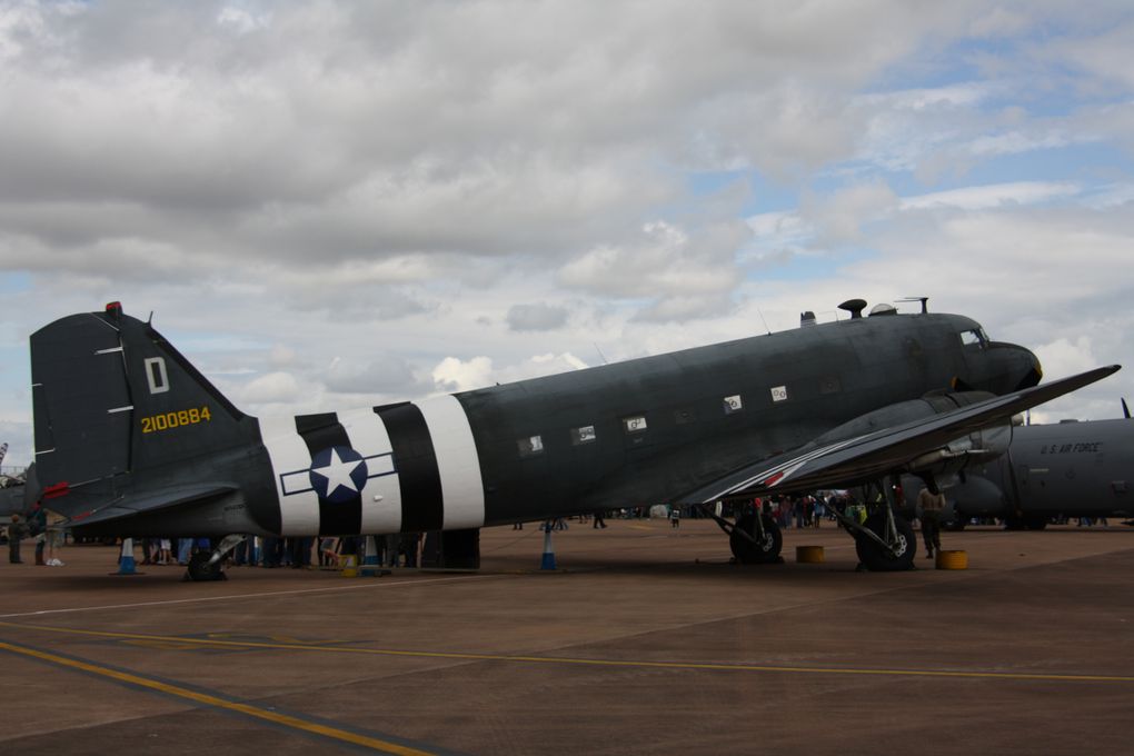 Quelques appareils au statique. Seulement des avions, les voilures tournantes feront l'objet du prochain album.