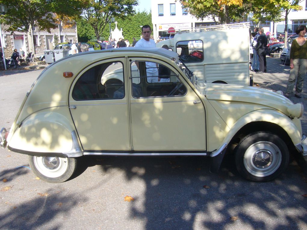 belle matinée accueillant de nombreuses 2cv et dérivés toutes plus belles les unes que les autres