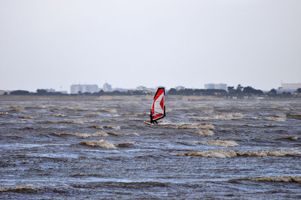 Au tout début de la tempête Joachim, à quelques km de La Rochelle, une vingtaine de planchistes et kite surfeurs ont bravé les éléments !