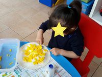 Atelier collage avec du coton pour les nuages et du crépon pour le soleil