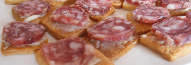 Toasts à la crème de brebis et saucisse sèche