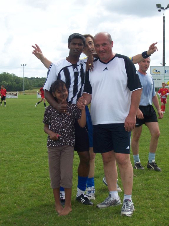 Traditionnel match de fin de saison entre les joueurs et les éducateurs et parents.
Victoire des éducateurs et parents.