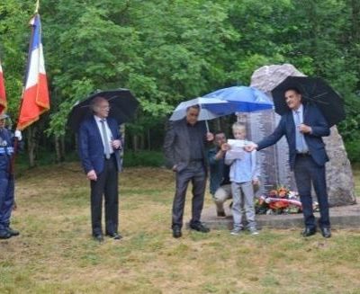 un hommage des harkis sous les parapluies à saint-pons-de-thomières (34)  