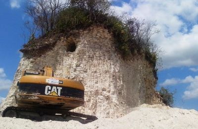 Une pyramide maya transformée en gravats pour réparer des routes.
