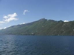 Il a une côte plus sauvage que l'autre, son voisin, le lac d'Annecy, et bien que sa renommée ne soit sans doute pas aussi grande, il a lui aussi sa beauté propre. Aix-les-Bains et Chambéry en sont les villes les plus proches, sans être exactemen