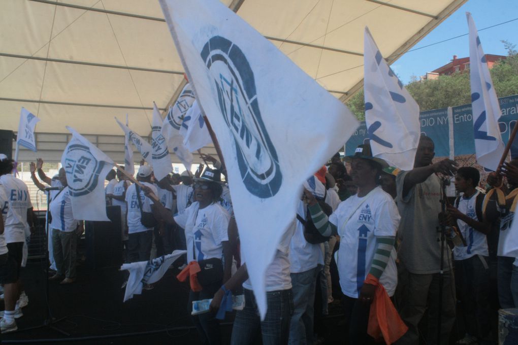 Dimanche 14/11/2010. 1ère partie du Relais du "ENY", parti des 6 arrondissements de Tana, organisé par le KME (Comité pour le soutien pour le "OUI" au referendum du 17/11/2010. Photos: Andry Rakotonirainy et Michaël Rakoto Ramambason