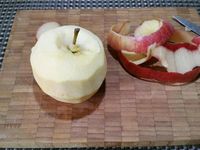 2 - Mettre le four à préchauffer th 6 (180°). Peler les pommes, les couper en dés. Verser dans un récipient le caramel au beurre salé et ajouter les pommes coupées en mélangeant bien pour qu'elles soient bien imprégnées de caramel. Beurrer des moules allant au four, y disposer une couche de pommes, recouvrir en versant la pâte sans aller jusqu'au bord des moules car la préparation va gonfler à la cuisson. Poser les moules sur une plaque allant au four et mettre à cuire pour 25 à 30 mn th 6 (180°).