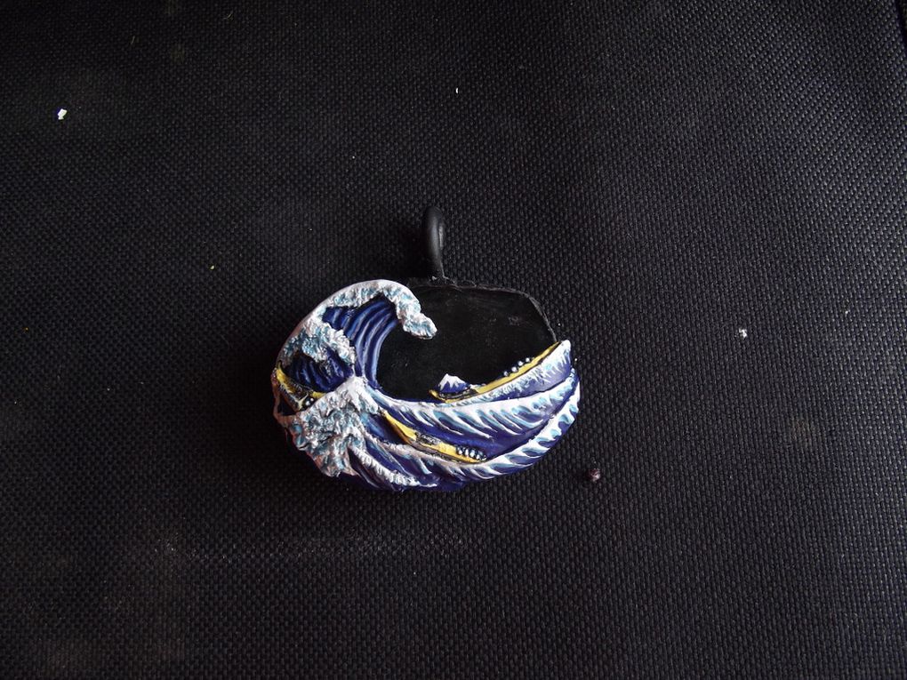 fabrication pas à pas de la célèbre estampe de Hokusai, la Grande Vague de Kanagawa en collier.