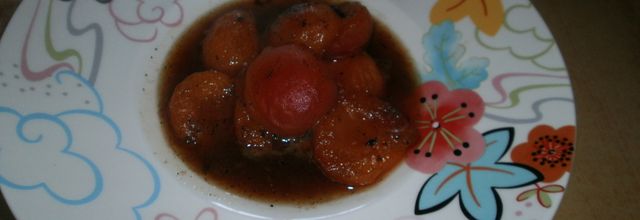 Abricots pochés et sirop vanillé