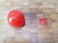 3 - Incorporer les anchois à la farce, puis le persil haché. Couper la base des tomates pour qu'elles soient bien stables. Les garnir avec la farce, terminer par déposer un câpre sur le dessus et recouvrir du chapeau avec le pédoncule.  Disposer sur un plat de service décoré suivant votre inspiration et proposer en petites bouchées à l'apéritif ou en entrée.