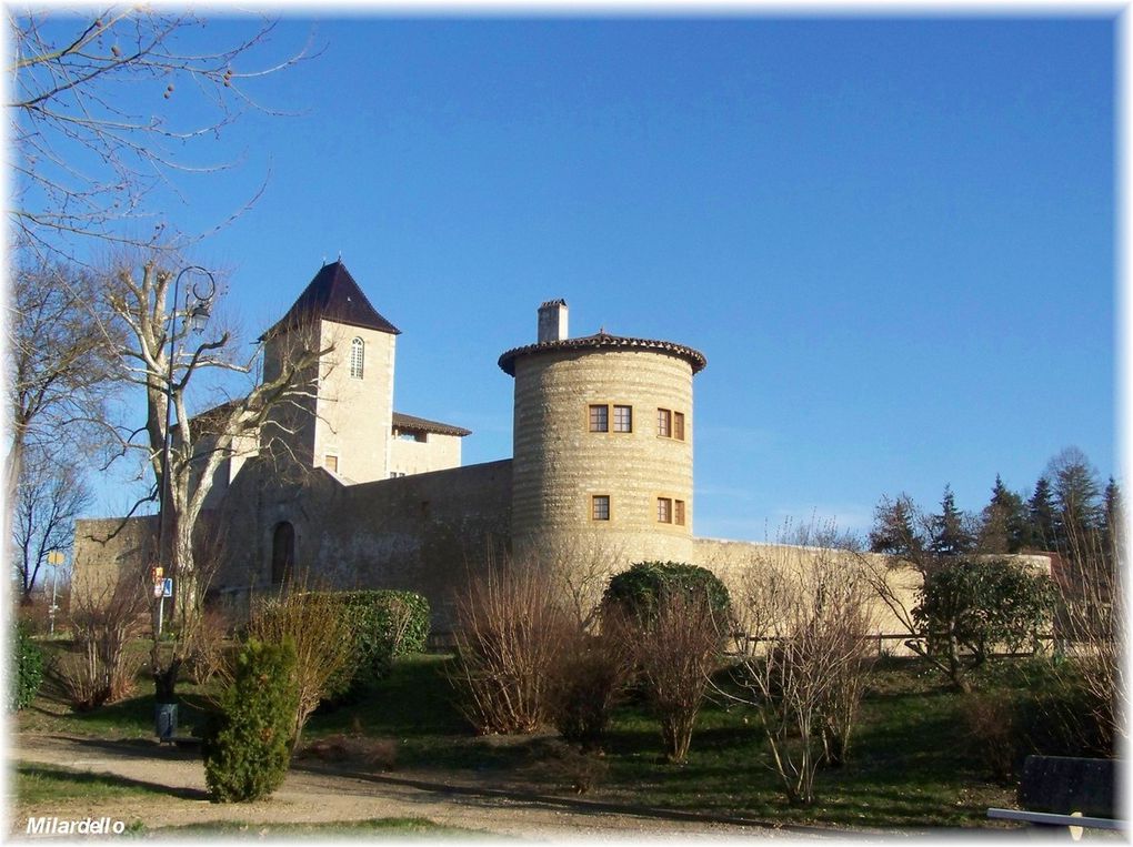 Jolies maisons, belles églises, vieux châteaux, manoirs, ou, vieilles ruines dans des lieux pittoresques, scènes de vie.