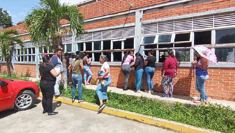 Cantv entregó equipos módem a cerca de 100 familias de Los Chaguaramos en Valencia