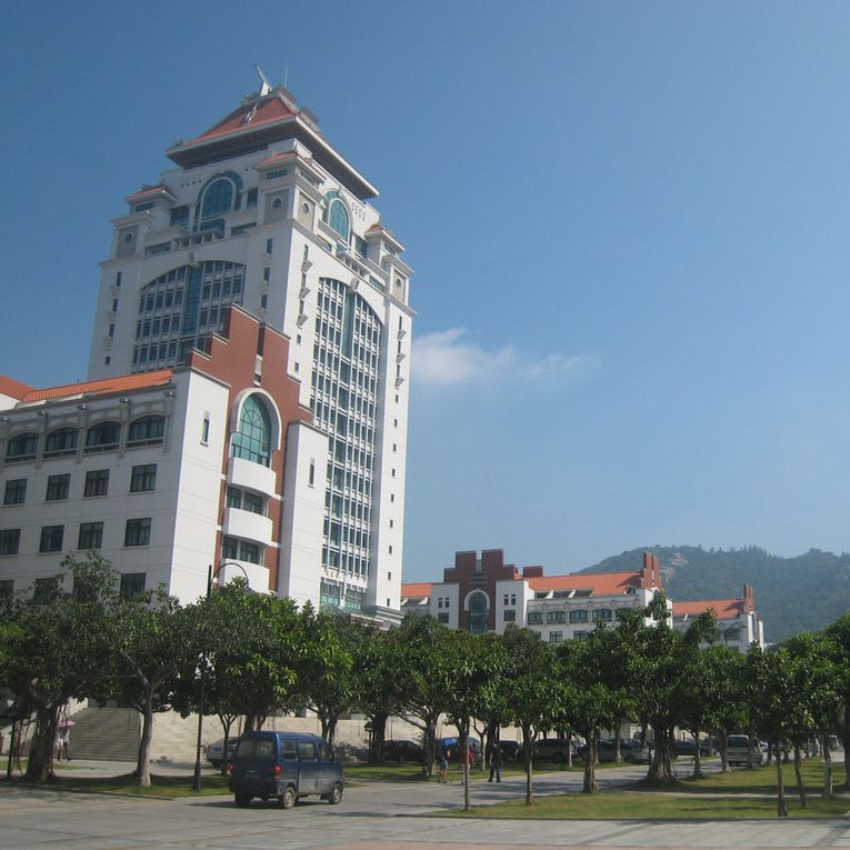 Xiamen University (Xiamen Daxue 厦门大学 ou Xia Da pour les locaux) est réputée pour avoir le plus beau campus universitaire de toute la Chine. C'est sûr que même à côté de Lille 1 il n'y a pas photo. Enfin si justement, plein de photos po