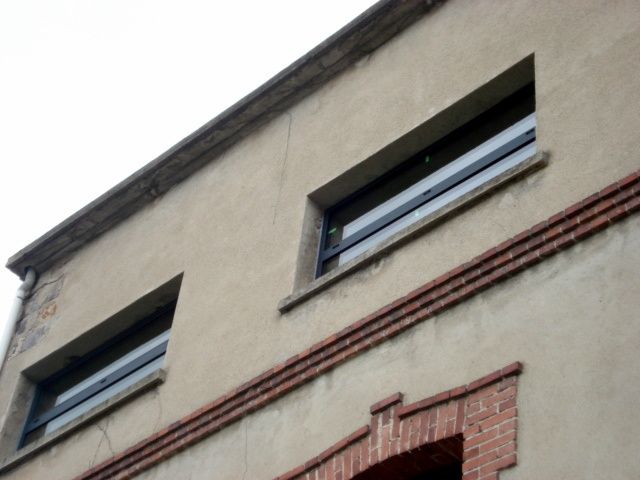 La pose de nos fenêtres s'est effectuée principalement en juillet 2009. Avec une réception de travaux en septembre.
A mon sens bon travail de la Société PERRET Aluminier agréer TECHNAL.