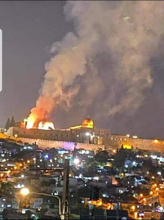 10. Mai 2021 Feuer neben der Al-Aqusa-Moschee auf dem Tempelberg Quelle: Facebook/Mohamed Ishan 