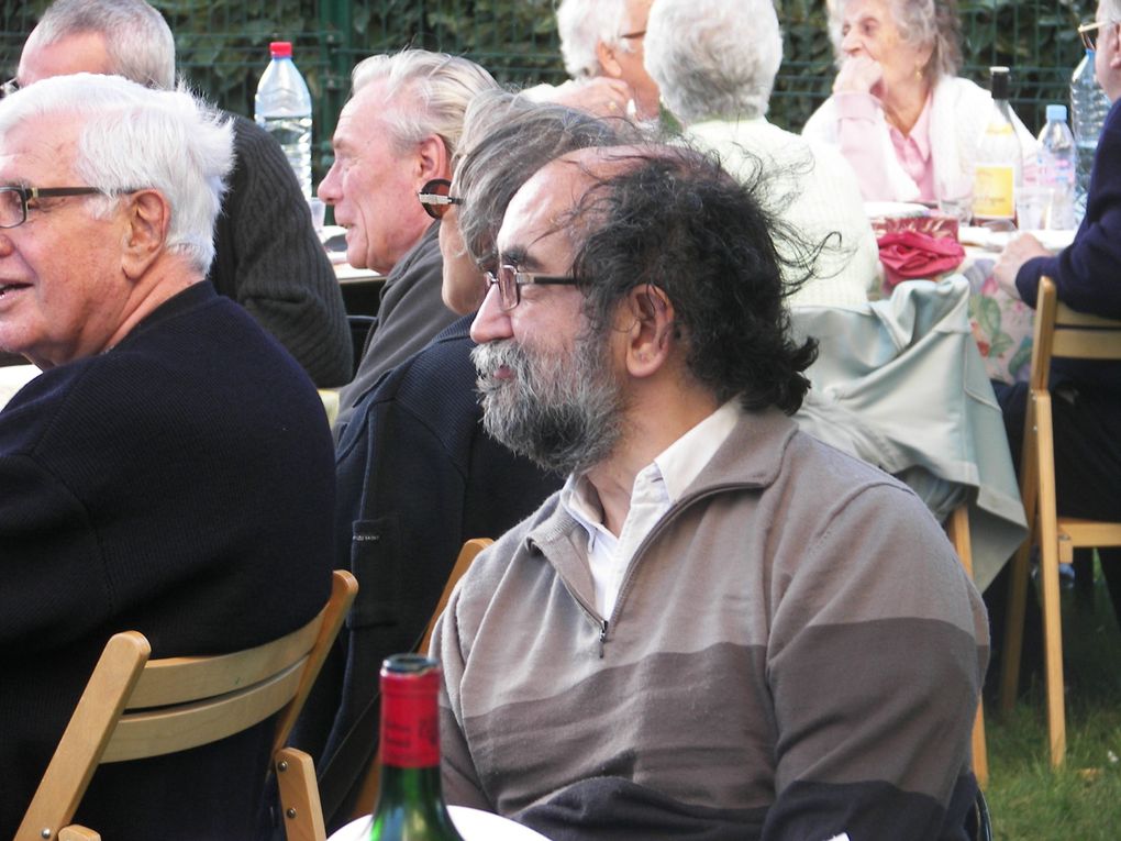 Le repas de notre résidence un soir de 28 mais 2009 avec une cinquantaine de convives