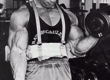 Atacando el bíceps estilo Arnold
