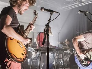 pinioL, le combo de deux groupes rhône-alpinshors normes que sont poil et ni, 2 basses, 2 guitares, 2 batteries et des claviers