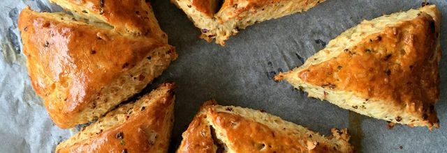 Scones au parmesan et aux herbes 