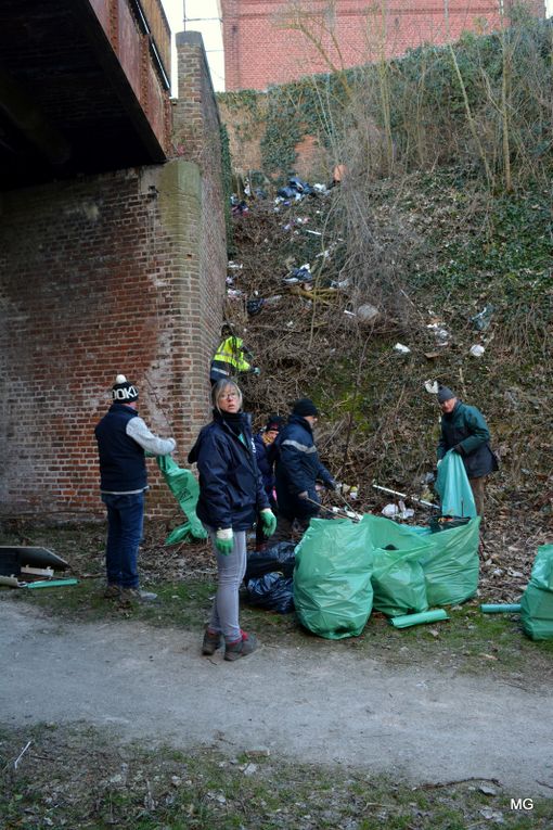 Première opération écocitoyenne collective et bénévole dans le Cavalier d'Azincourt à Aniche le 25 février 2018.