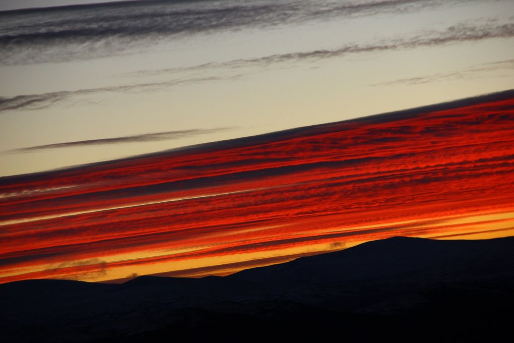 Préparation du thé matinal à Hjerkinn, Eglise en bois debout de Borgund et bâtiment agricole, route vers le Jotunheimen, lever de soleil dans le Dovrefjell et Laurie célébrant l'office depuis la chaire du curé (Preikestolen).