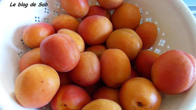 Confiture d'abricots-framboises aux amandes