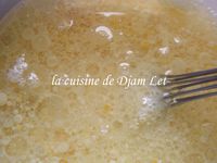  Mélanger le sucre et les oeuf, puis ajouter l’huile, le lait le jus de citron, mélanger encore puis incorporé la semoule, la noix de coco, l’amande, la vanilla, la levure et le zeste.    Dans un plateau beurré, verser le mélange puis enfourner pendant 25/30mn environ dans un four préchauffé à 180°C (dès que le gâteau et doré et que la pointe du coteau sorte sèche c'est que le gâteau est cuit).