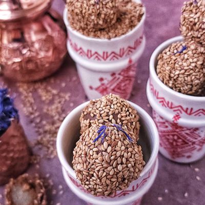 Boules de sellou fourées à la pâte d'amande 