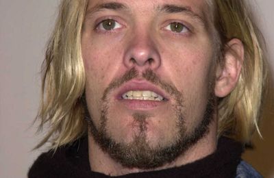 taylor hawkins, il était connu pour avoir été le batteur du groupe de rock alternatif foo fighters et d'un groupe qui portait son nom taylor hawkins ans the coaltail riders