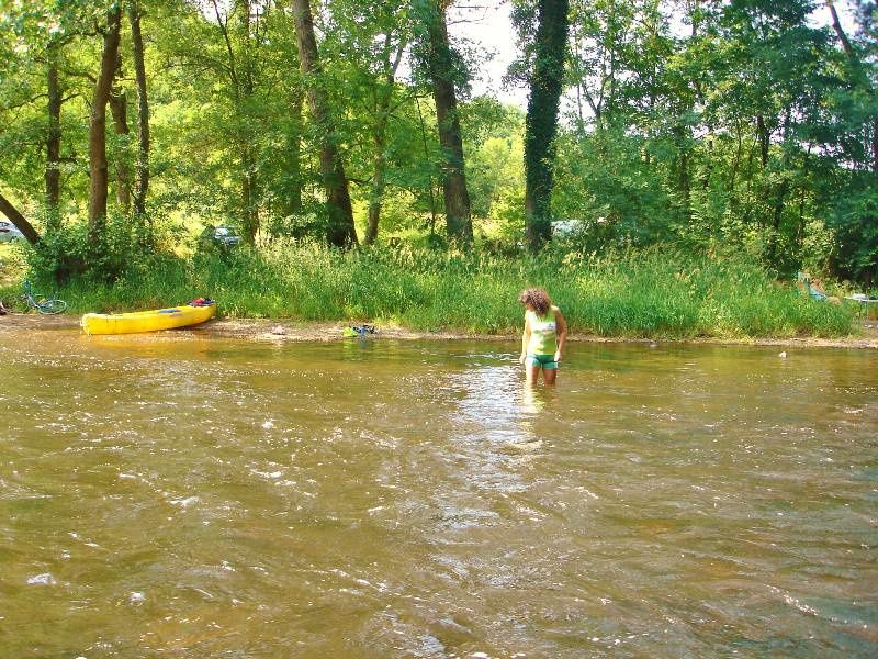 dans la sioule, elle est fraiche, ça fait du bien !!!! je crois que je vais voir quelque chose dans l'eau..