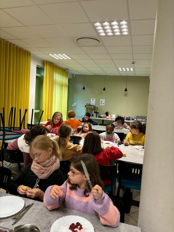 Ce matin nous avons nourri les moutons et cuisiné une recette typique. Cette après midi petite visite des animaux de la ferme. Les oiseaux  Et ensuite fabrication d’un attrape rêves et dégustation de nos rabottes ( spécialité ardennaise )