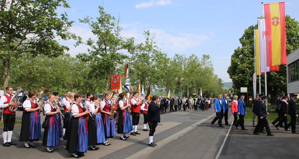 Festzug von der Kirche zu den Mainfrankensälen