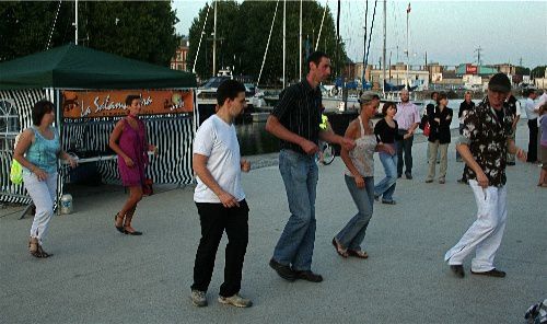 Début de soirée avec une initiation de salsa portoricaine, puis soirée dansante jusqu'à 23h45