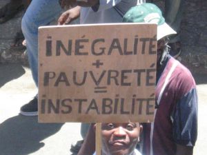 Pancarte en français Banderole en haïtien.