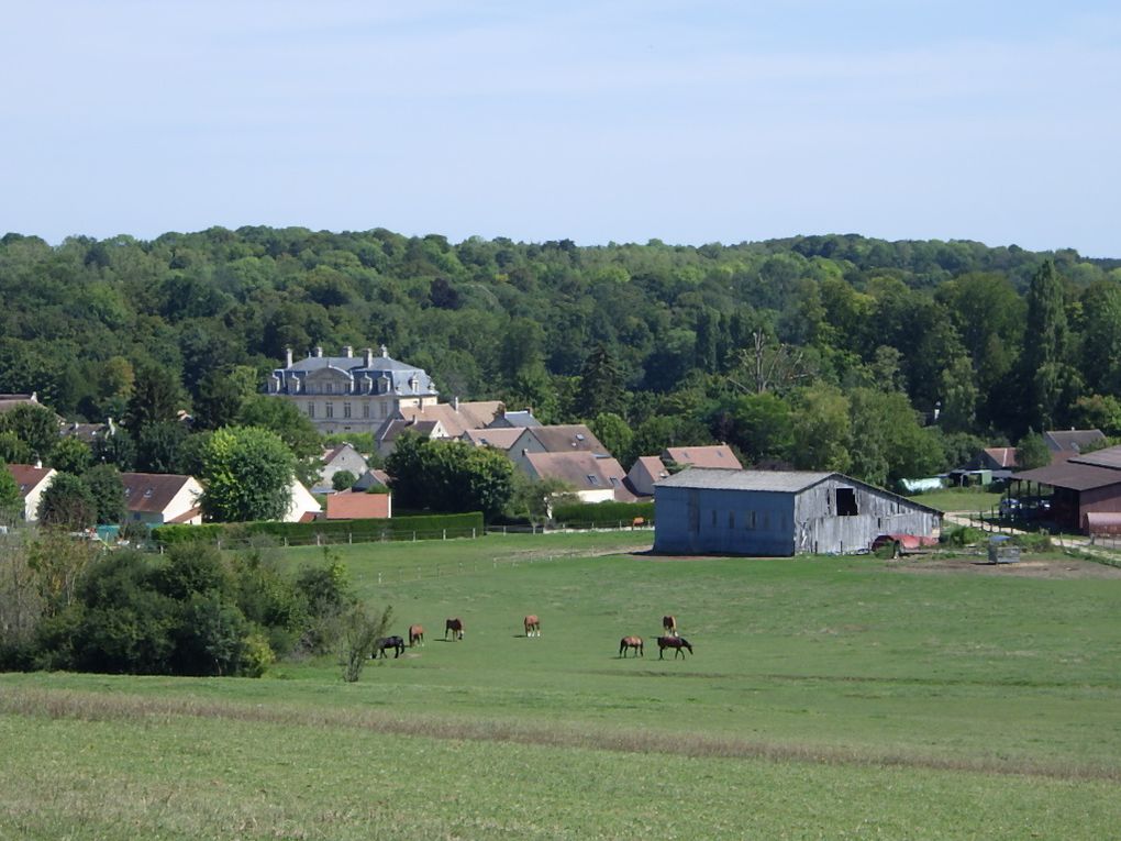 Retour à Guiry, vue sur l'Eglise et le Chateau.