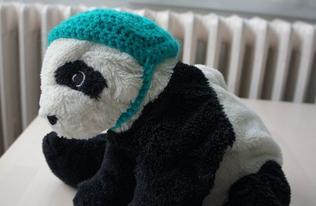 Pelotte verte et crochet : un casque pour doudou Panda