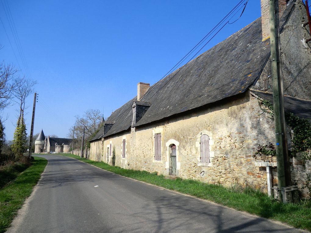 La promenade nous invite à longer les berges vertes du Loir où nous allons découvrir le moulin,le lavoir et château du Verger