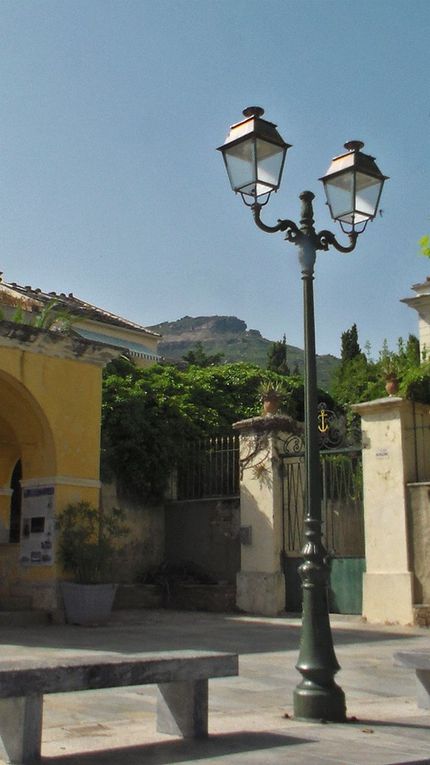 Erbalunga offre aux visiteurs un petit tour au bord de l'eau puis nous mène vers une plage ornée de caillou qui renvoient la lumière du soleil.