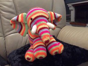 Éléphant multicolore au crochet