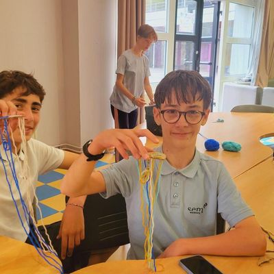 Atelier convivial autour des bracelets brésiliens pour les élèves internes