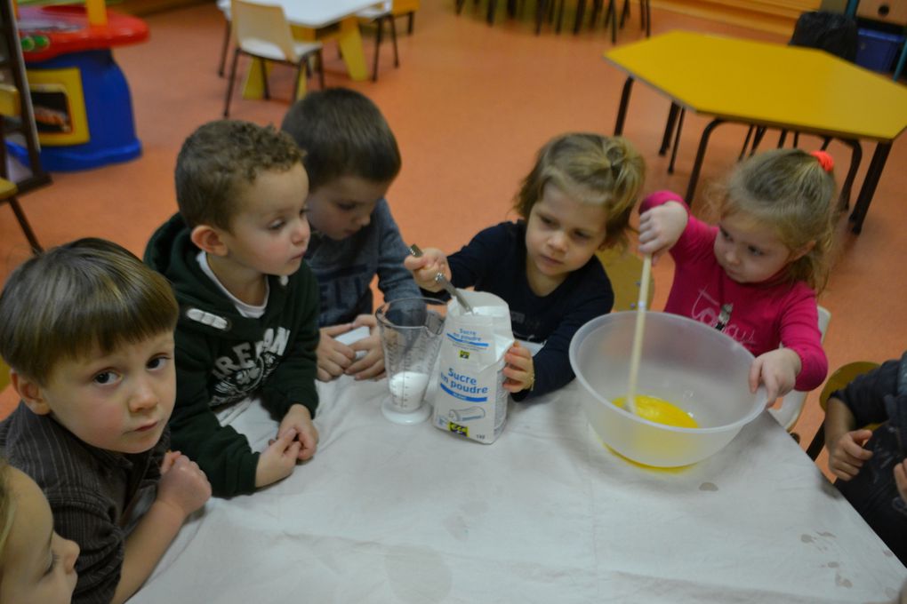 Trop drôle : on a peint les galettes avec du jaune d'oeuf !! et on a fait des traces sans appuyer avec une fourchette !