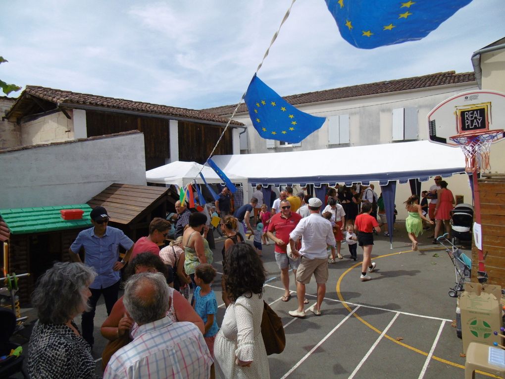 Au programme de cette manifestation très sympathique, avec ambiance famille... Des jeux divers et du théâtres, mais avec la température on avait admis les armes.. à eau  bien sûr pour la plus grande joie des petits. Les animations théâtrales étaient orientées sur le potager.. ambiance écolo garantie. 