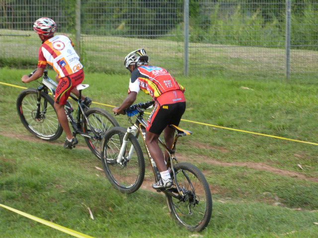 Ce samedi 22 décembre aura été l'occasion de partager un très bon moments avec les jeunes de l'école de VTT. Ils ont pu voir évoluer des champions et ont eu droit à leur père Noël. Merci à Antoine Seveur, le photographe